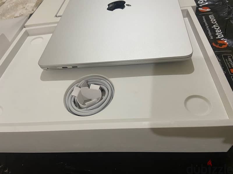 Macbook Air M2  جديد تماما مشحون ٧ مرات فقط والضمان ساري 1