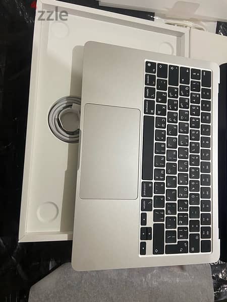 Macbook Air M2  جديد تماما مشحون ٧ مرات فقط والضمان ساري 4