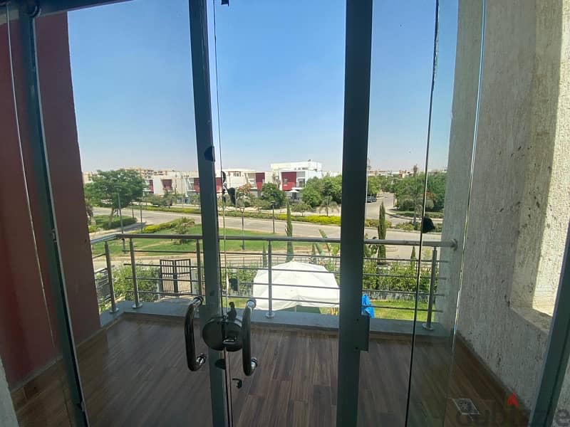 فيلا townhouse مودرن للبيع بمدينتى 11