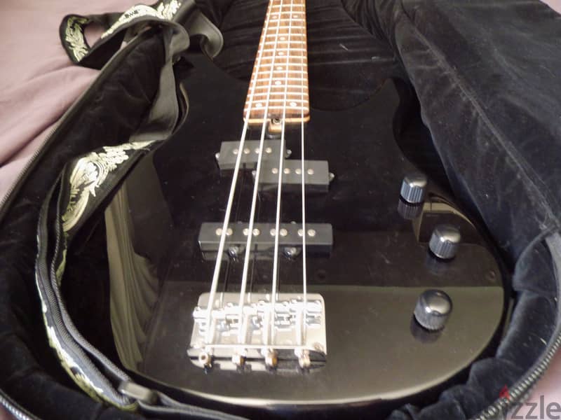 Yamaha Electronic Bass Guitar TRBX174 Perfect Condition + Case & Strap 5