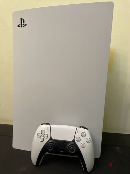 PlayStation 5 with one controller with a box 0