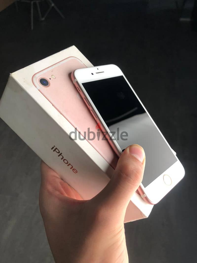 للبيع iphone 7.32GB  مش مغير اي حاجة بطارية 72% شغالة كويس جدا وبضمان 6