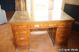 (Antique desk + library of the same type)