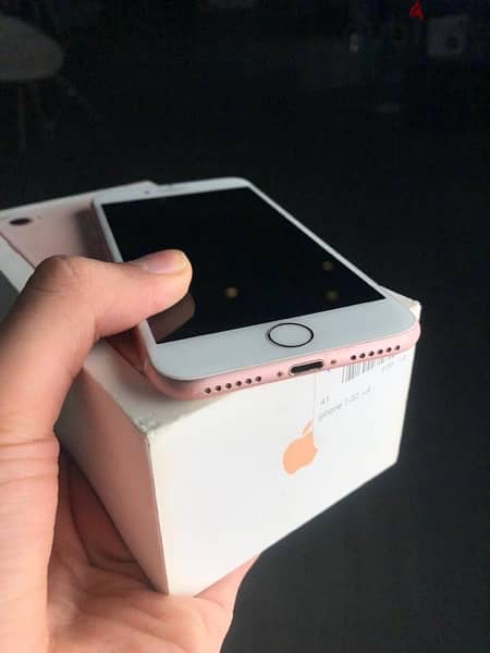 النوادر iPhone  7 32 GB بطاريه 72 معاه الكرتونه فقط وتر بروف 4