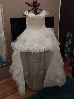 فستان زفاف جديد مقاس M قصير من الأمام و طويل من الخلف و يمكن إزالة الد
