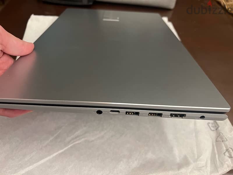 لابتوب asus vivobook لم يستعمل من قبل 1T hard disk و 16 GB RAM جيل ١٣ 4