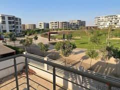 شقة غرفتين للبيع بحديقة خاصة 70 م فيو جولف في تاج سيتي بالقرب من مطار القاهرة