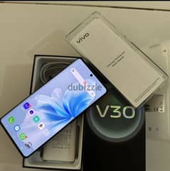 للتبادل Vivo V30 5G بالضمان و الفاتوره اشتغل اسبوع باستيكرات الشركه