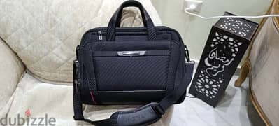 للبيع شنطة لاب ماركة samsonite 
pro-dlx5 lapt. bailhandle15,6exp black 0