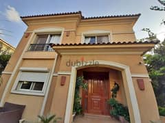 villa for sale in Stone Park new cairo Near the American University AUC