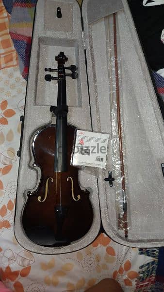 violin جديده ب الشنطه بتاعتها واوتار زياده