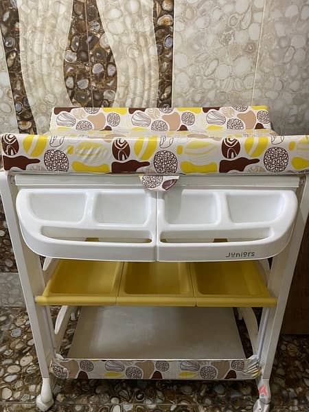 Changing table طاولة تغيير 2