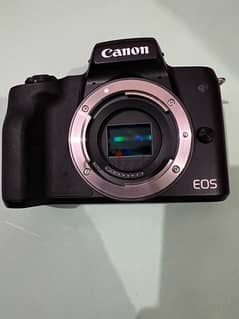 canon m50 معاها عدسه  15-45