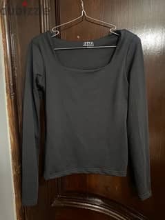 trendy basic soft black top in size small