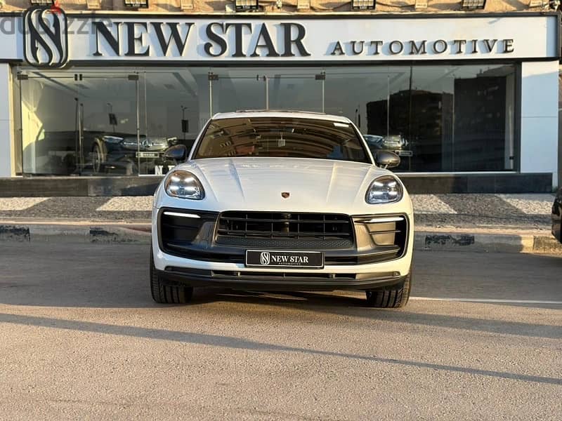 Porsche Macan T 2024 white x red . . zero 2