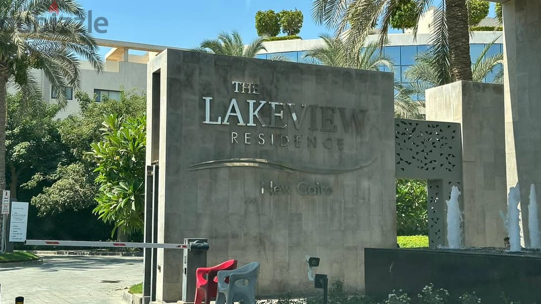 شقة ٢٠٠ م للبيع ليك فيو ريزيدنس Lake view residence علي بحيرة الكبيرة 0