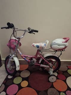 دراجه اطفال بناتي بحالة جيدة جدا تحتاج فقط تزويد العجل