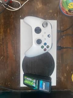 Xbox series s + gamepass + 4 batteries & charger