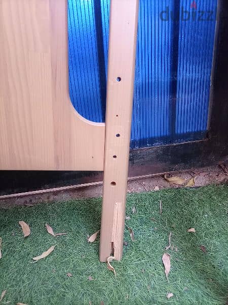 Baby crib up yo 5 years, made in Portugal. Needs small fixing repair 2