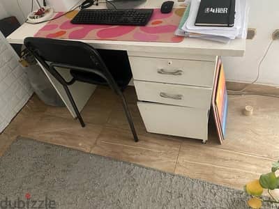 مكتبه ابيض استعمال خفيف  - Office desk (white)