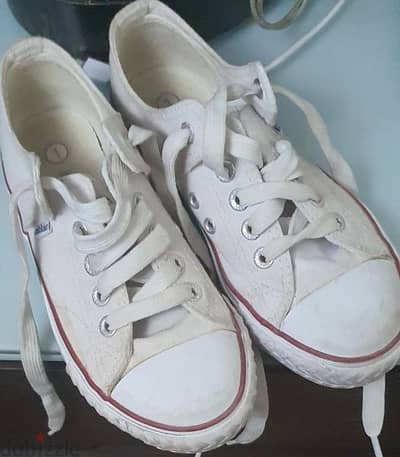 Almost new dikkies imported white shoes size 32 for boys