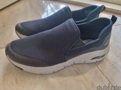 ٢ كوتشى Skechers أصلى،من اوروبا،ازرق و بنى، مقاس 43، استعمال خفيف جداً