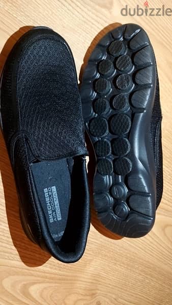 sketchers black 2