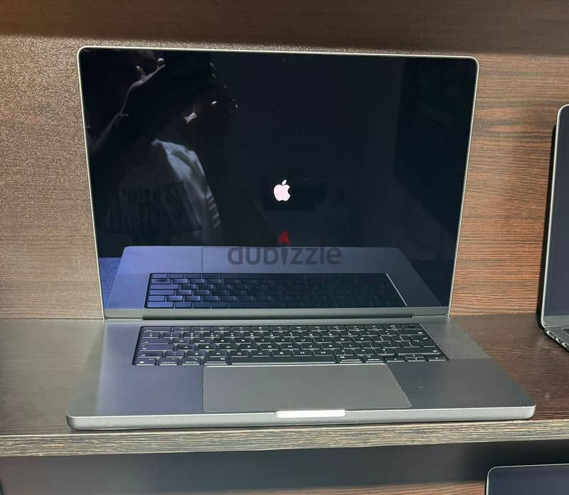 2021 Apple MacBook Pro (16-inch, Apple M1 Pro chip with 10 core CPU a 8