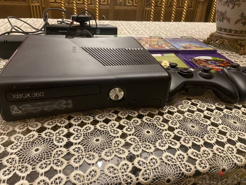 Xbox 360 (New) With 4 games and 2 controllers 2