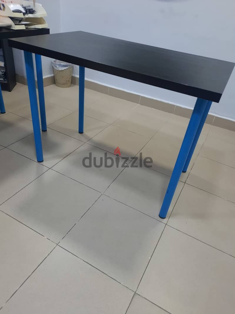 Desks for sale مكاتب للبيع 1