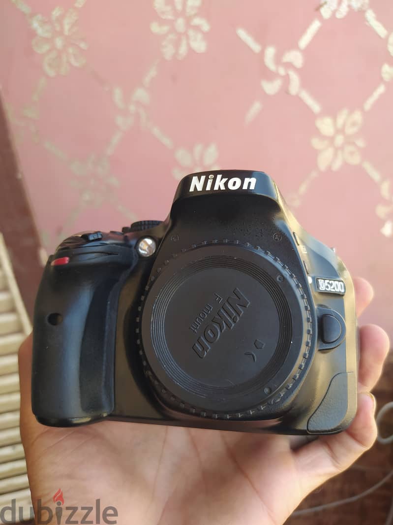 "كاميرا نيكون D5200 بحالة ممتازة - فرصتك لتصوير احترافي 9