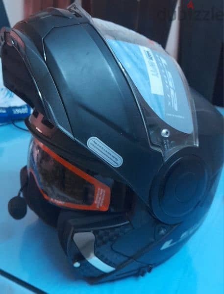 خوذة أصليةحالة الزيرو بها طقم سماعاتHelmet modeler Original LS2 Size L 1