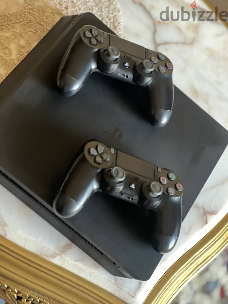 PlayStation 4 slim 2