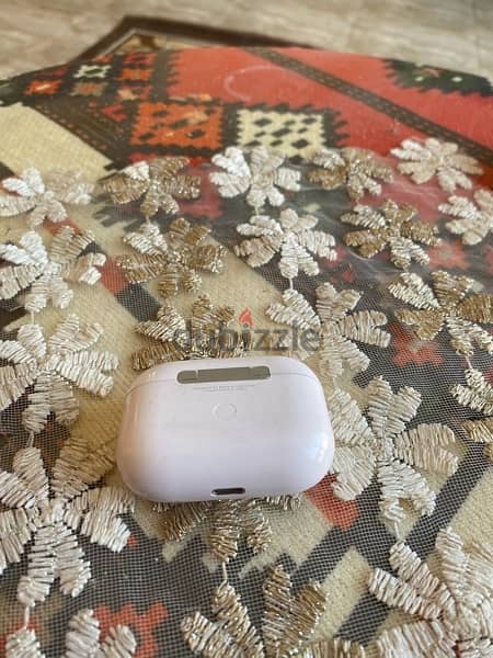 AirPods Pro zero zero ب الكرتونه 1