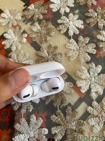 AirPods Pro zero zero ب الكرتونه 2