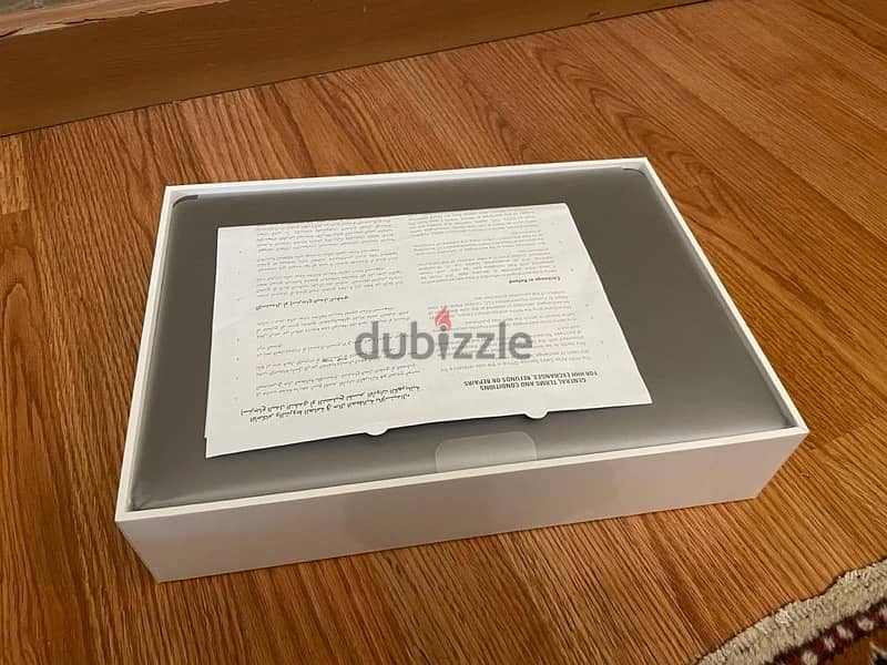 Apple Macbook Air 2020 with box like new 6