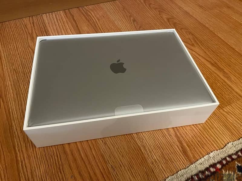 Apple Macbook Air 2020 with box like new 1