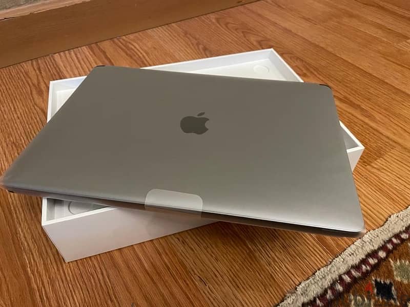 Apple Macbook Air 2020 with box like new 8