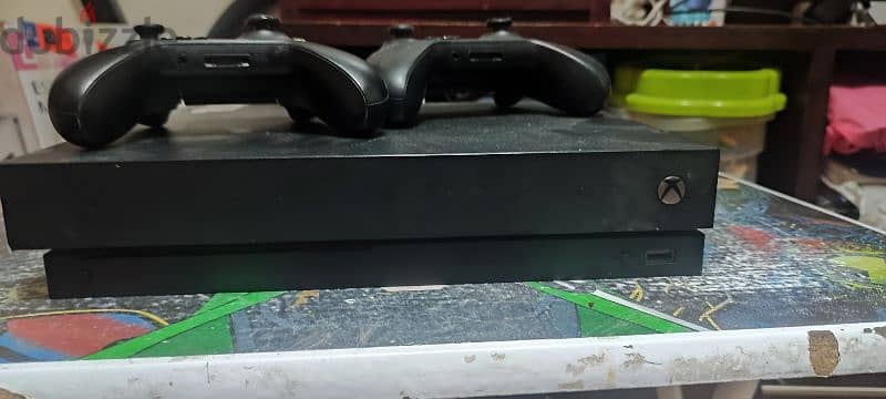 Xbox one x 1tb two controllers 1