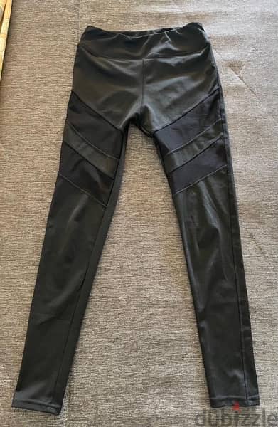 black leggings size :M slightly used not very much 1