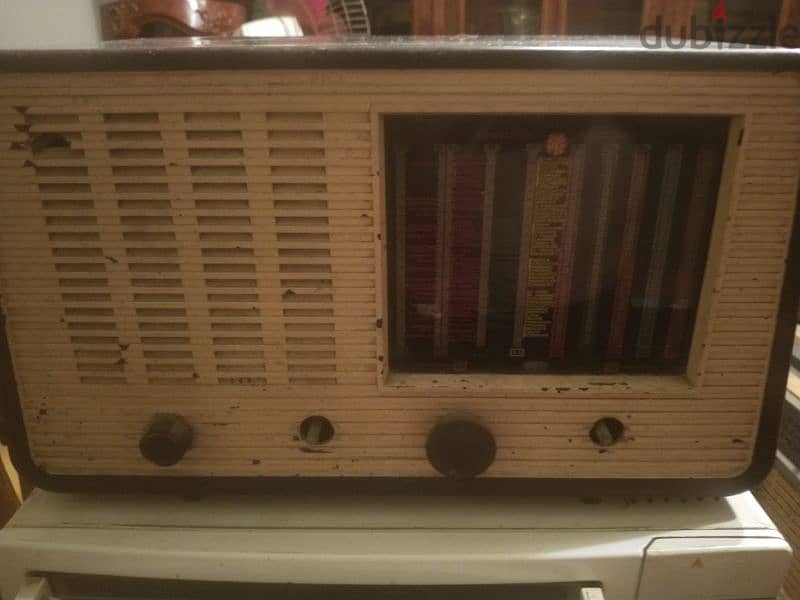 Vintage Radios and an old phone set . . . 3