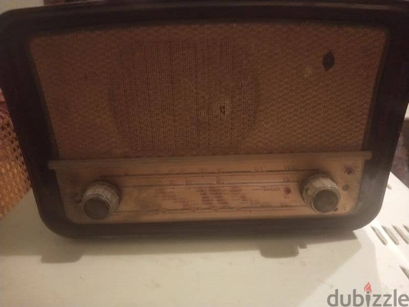 Vintage Radios and an old phone set . . . 4