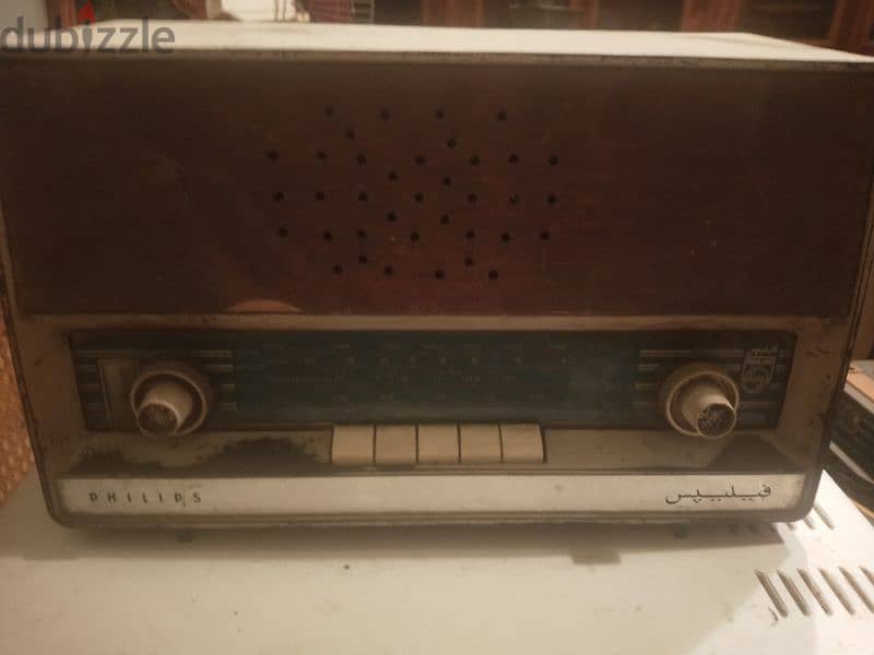 Vintage Radios and an old phone set . . . 5