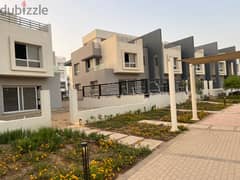 Townhouse 250 m, 4 bedrooms, ready to move , lowest down payment and total, on the market in Hyde Park Compound 0