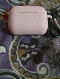 مطلوب سمعتين للـ Air pods