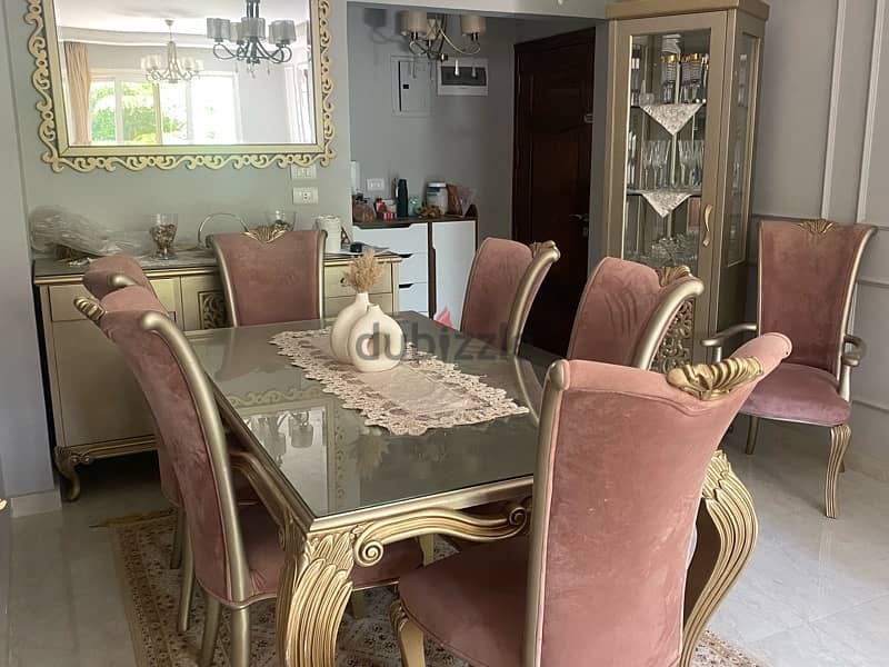 full dining room with a very good condition 3