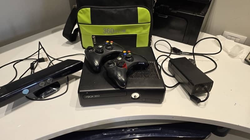 xbox 360 with kinect in perfect condition with original travel bag 0