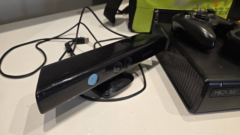 xbox 360 with kinect in perfect condition with original travel bag 1