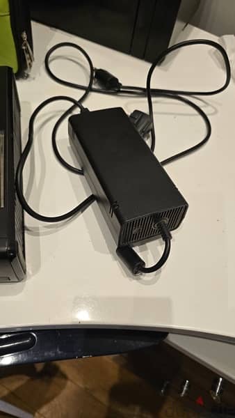 xbox 360 with kinect in perfect condition with original travel bag 2