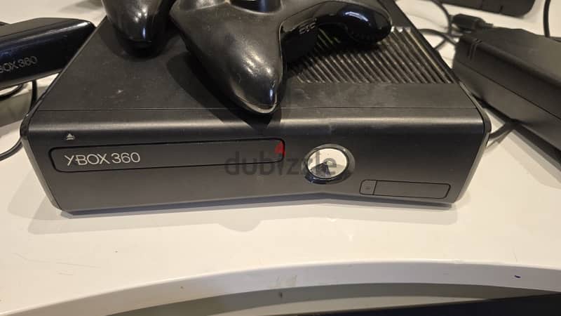 xbox 360 with kinect in perfect condition with original travel bag 3